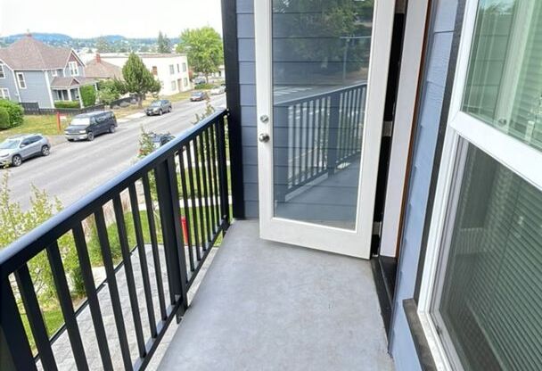 3 beds, 1 bath, $2,475, Unit 1200 #206