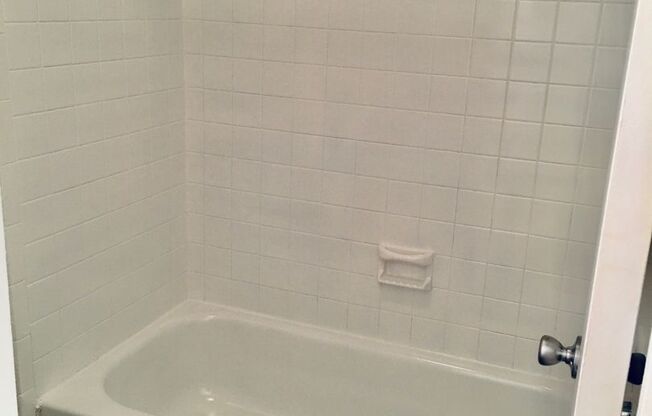 1 bed, 1 bath, 680 sqft, $1,005, Unit 01 - 1109Y