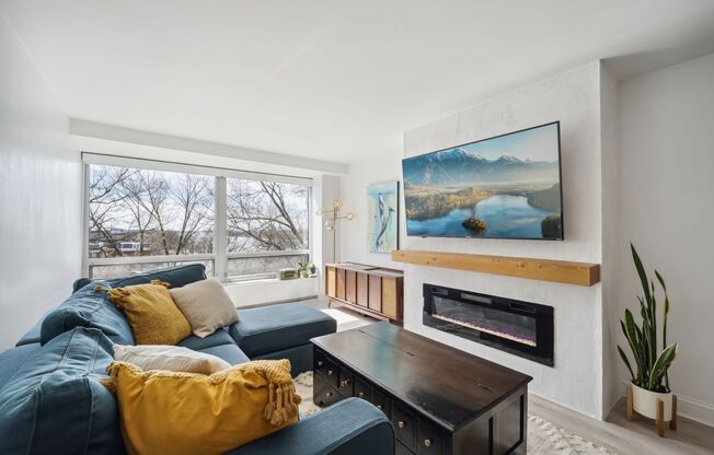 Stunning 1 BR/1 BA Condo in Southwest Waterfront!