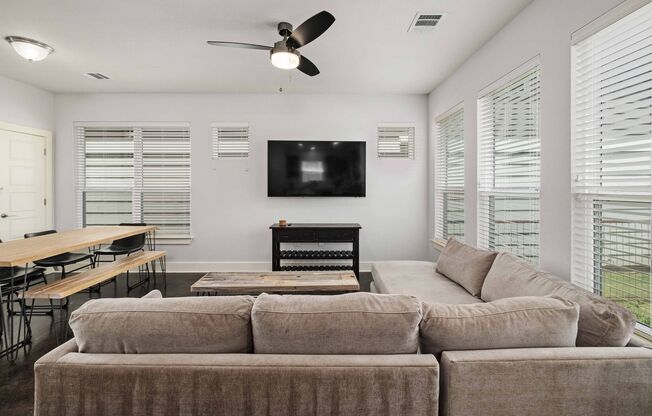 Modern condo, great location, fully Furnished!