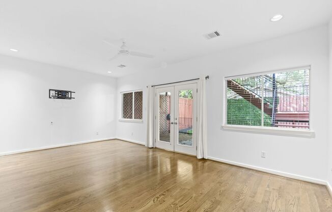 Spacious 3-Bedroom, 3-Bathroom Modern Townhome – No Carpet, Stainless Steel Appliances, and Outdoor Living