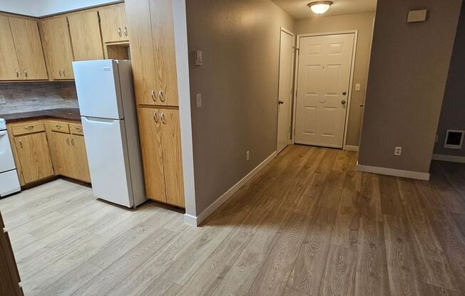 3 beds, 1 bath, 863 sqft, $1,525, Unit 2424-09