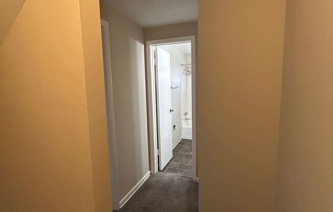 2 beds, 1 bath, 1,147 sqft, $950, Unit 411 - C BT