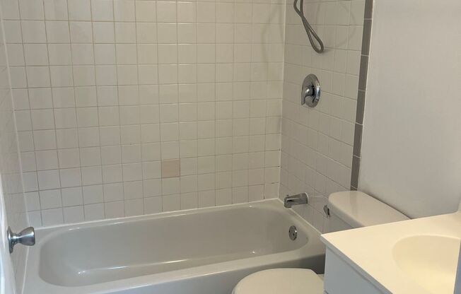 1 bed, 1 bath, 394 sqft, $1,400, Unit 1R
