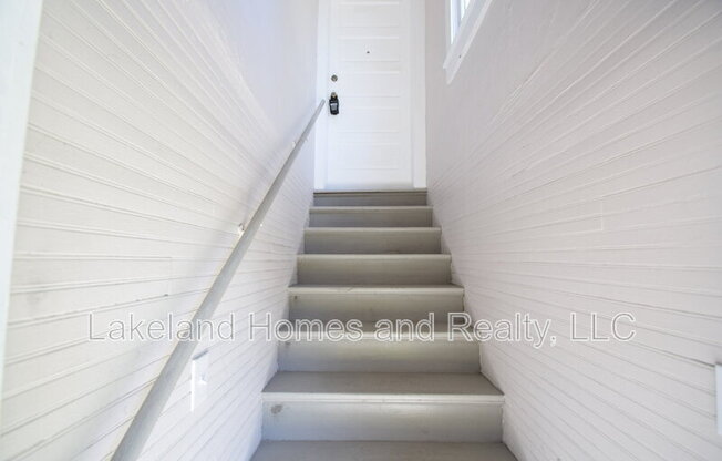 906 1/2 VISTABULA ST