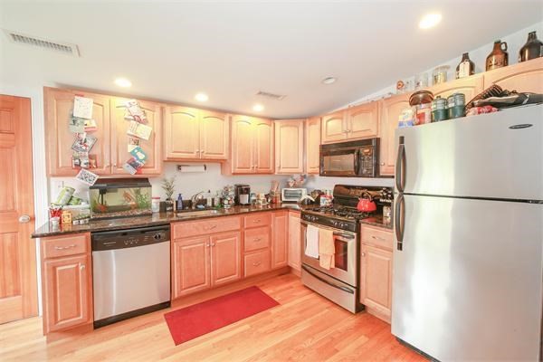 3 beds, 1 bath, 1,390 sqft, $3,100, Unit 2