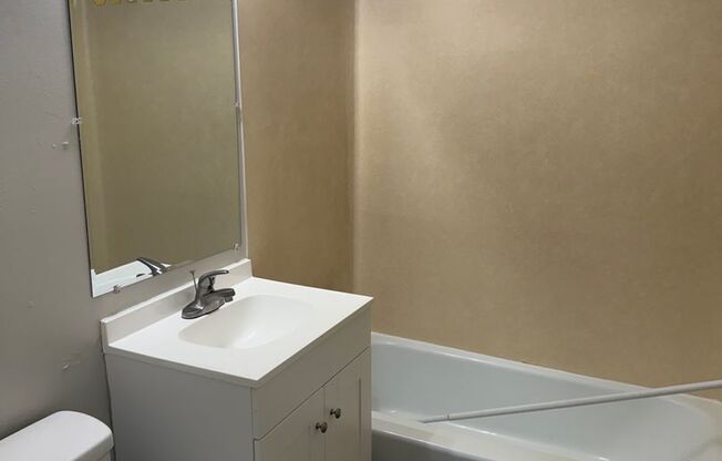 2 beds, 1 bath, 639 sqft, $1,565, Unit 11