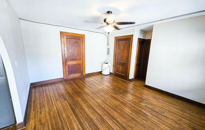 1 bed, 1 bath, $735, Unit 5819 E Washington Unit 3