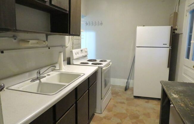 2 beds, 1 bath, $815, Unit Unit 4