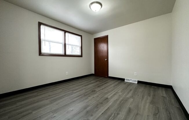 2 beds, 1 bath, $1,095, Unit A