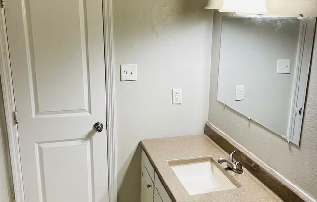 1 bed, 1 bath, 600 sqft, $800, Unit Apt 6