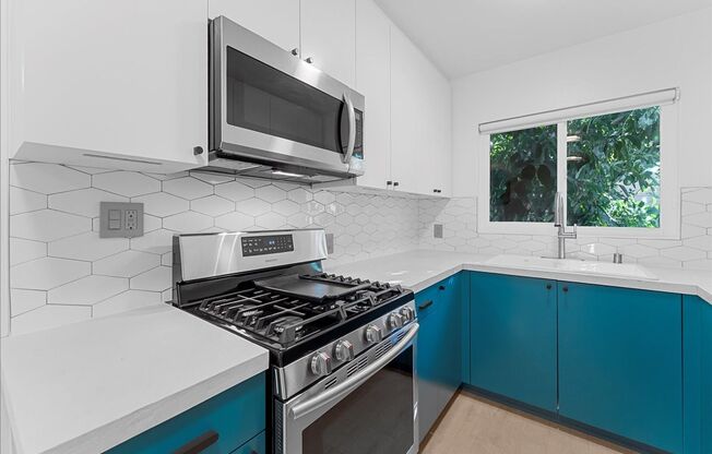 1345 N LAS PALMAS AVE