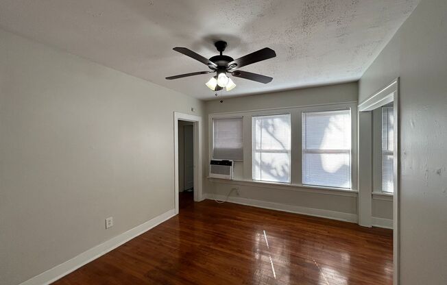 2 beds, 1 bath, $1,295, Unit B3601