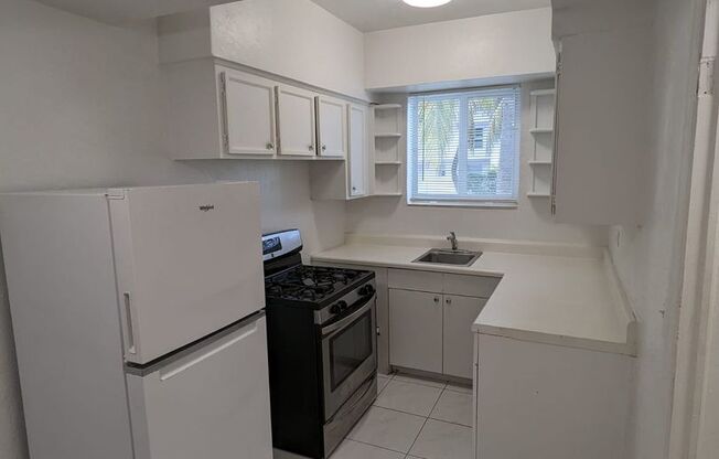 Spacious Studio with lots of natural light located in the heart of south of fifth!