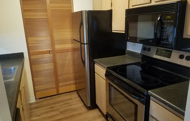 2 beds, 2 baths, 826 sqft, $2,475, Unit 210