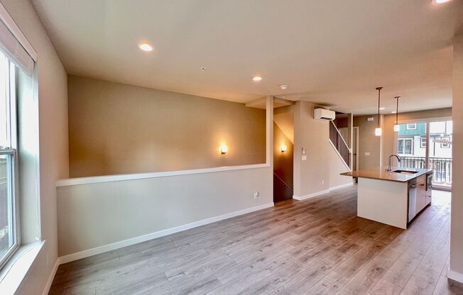 Newer, Modern Lynnwood Townhome