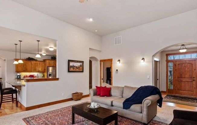 Beautiful 4 bedroom/3 full bath with Large Guest quarters in Vienna Woods