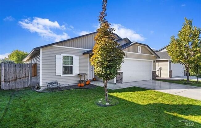 3 Bed (+ bonus room) 2 Bath Home in Meridian Avail 8/20/25