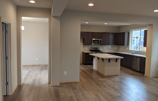Spacious and bright 4 bed home close to ferries, YMCA and ice rink in Manette!