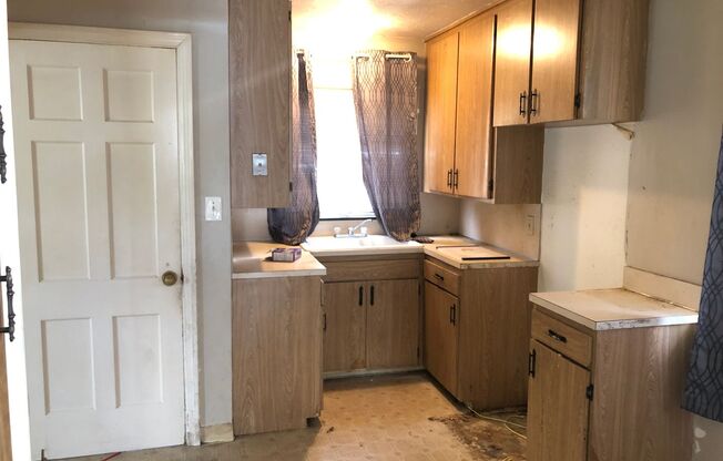 3 beds, 1 bath, $1,300