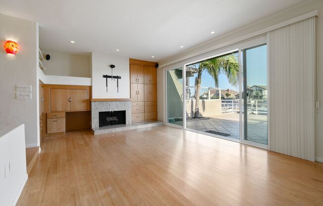 Stunning Waterfront Townhome in Huntington Beach!