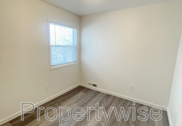 1094 W 1520 N
