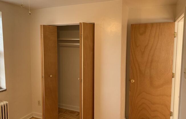 3 beds, 1 bath, $2,150, Unit 410C