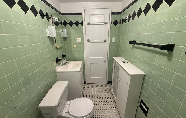 1 bed, 1 bath, 769 sqft, $1,475, Unit Old King Edward 44