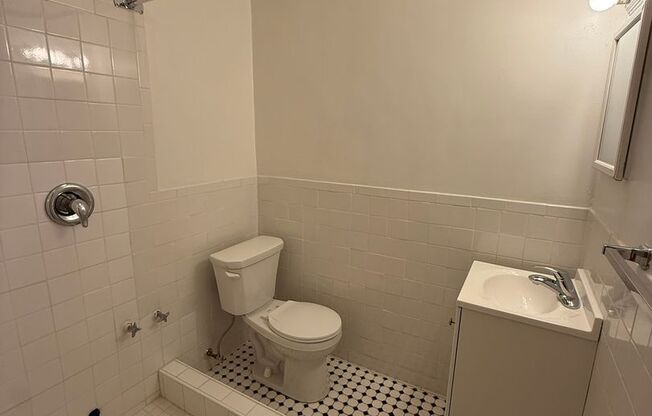 Studio, 1 bath, 294 sqft, $1,225, Unit New King Edward 710