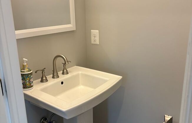 Beautiful Home Conveniently Located in Alexandria w/ Lower Level Suite