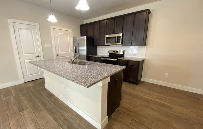 Live Minutes from Gruene and Downtown New Braunfels! / Fridge, Washer, Dryer Included/ Inside the Loop / CISD