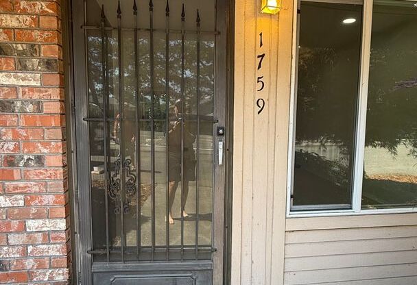 Great Duplex 2bd 2bath Big yard, Parking, Fireplace, Pets OK