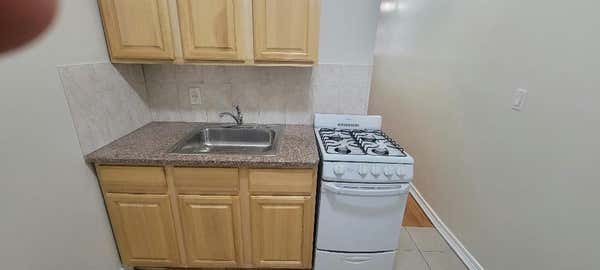 Studio, 1 bath, 425 sqft, $1,300, Unit 3B