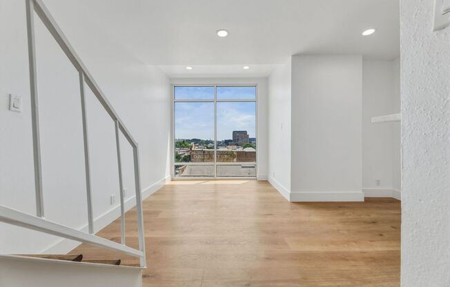 2 beds, 1 bath, 950 sqft, $2,750, Unit 705