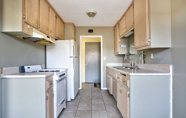 2 beds, 1 bath, $1,900, Unit # 15