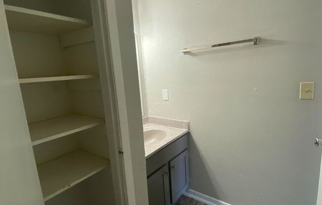 2 beds, 1 bath, 900 sqft, $1,051, Unit 16E