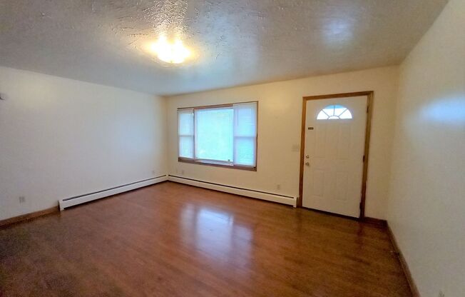 2 beds, 1 bath, 903 sqft, $1,190, Unit E-4