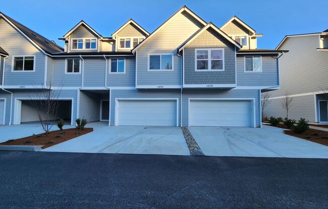 "Spacious 3-Bed Townhouse with Fireplace & Hardwood Floors in Puyallup – Your Perfect Retreat!