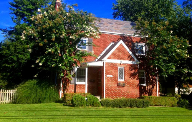 Classic Colonial in Kensington!