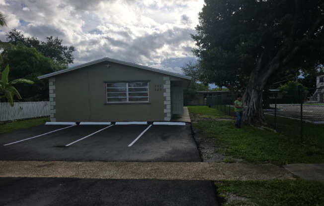 305 N 61 AVE