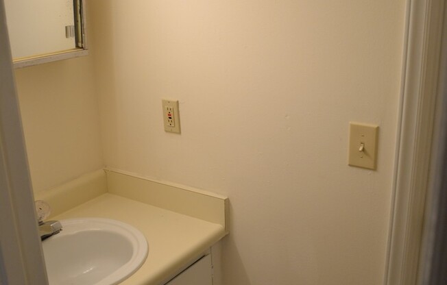 2 Bedroom Townhome available 6/1/2025 - near hospital and shopping mall