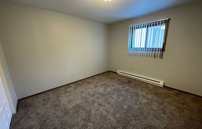 2 beds, 1 bath, $795, Unit Apt 2