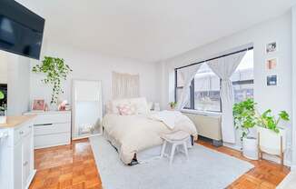 337 W 43 ST