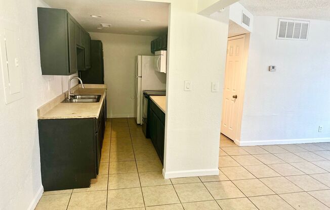2 beds, 2 baths, 902 sqft, $1,195, Unit #140