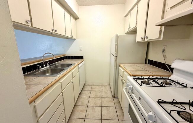 1 bed, 1 bath, 700 sqft, $999, Unit LAW9-306