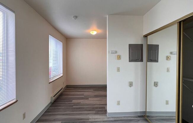 Newly remodeled 4-story Apartment Downtown Renton