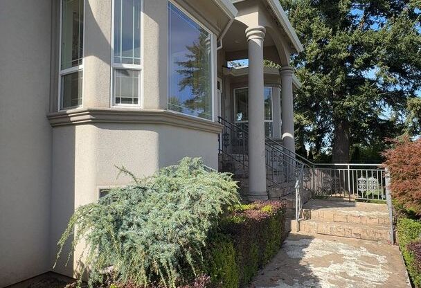 Lovely Suburban Happy Valley Home!