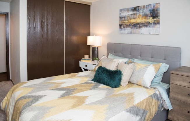 Large Bedroom with Closet at Aspenwoods Apartments, Eagan, MN 55123