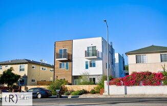 3 beds, 3 baths, 1,565 sqft, $3,600, Unit 11639 1/2 Burbank Blvd