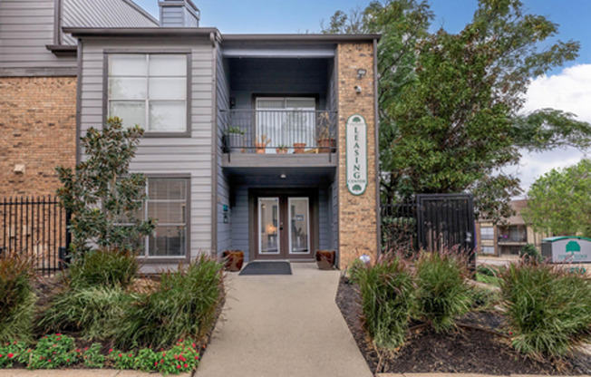 2 beds, 1 bath, 832 sqft, $1,639, Unit 2066